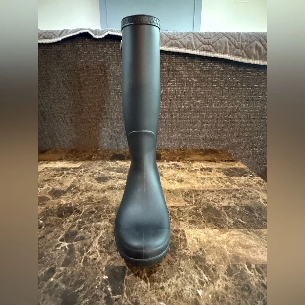 Ugg. Shelby Matte Rain boot. Black. Size 6.